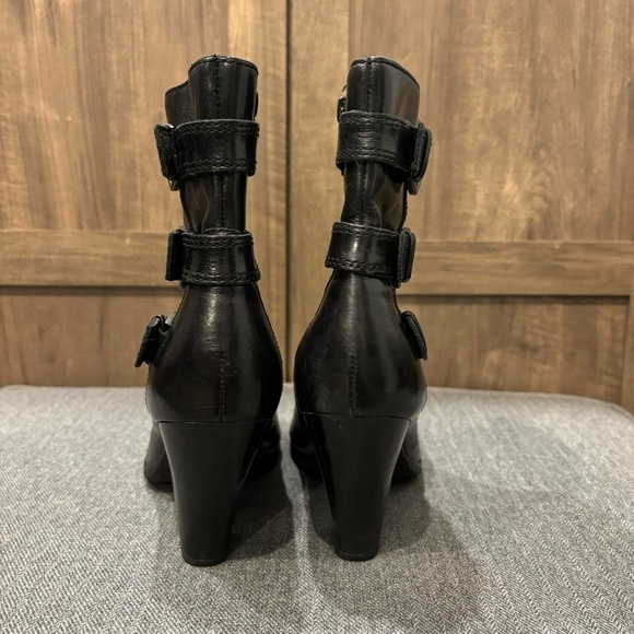 Born Vivi Black Leather Three Buckled moto Ankle Boots Size 7.5 Almond Toe - Picture 6 of 14